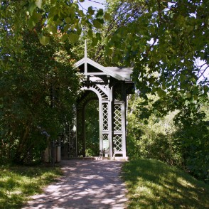 «Minadoras kalna» lapene Cēsu Pils parkā «Minadoras kalna» lapene Cēsu Pils parkā