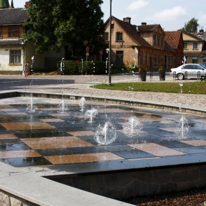 Strūklaka rātslaukumā pie Kuldīgas domes Strūklaka rātslaukumā pie Kuldīgas domes