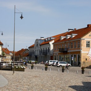 Skats no Kuldīgas rātslaukuma uz Baznīcas ielu Skats no Kuldīgas rātslaukuma uz Baznīcas ielu
