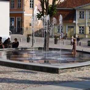 Strūklaka rātslaukumā pie Kuldīgas domes Strūklaka rātslaukumā pie Kuldīgas domes