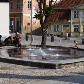 Strūklaka rātslaukumā pie Kuldīgas domes Strūklaka rātslaukumā pie Kuldīgas domes