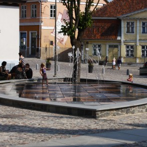 Strūklaka rātslaukumā pie Kuldīgas domes Strūklaka rātslaukumā pie Kuldīgas domes