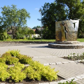 Viļa Plūdoņa piemineklis Bauskā Viļa Plūdoņa piemineklis Bauskā