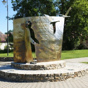 Viļa Plūdoņa piemineklis Bauskā Viļa Plūdoņa piemineklis Bauskā