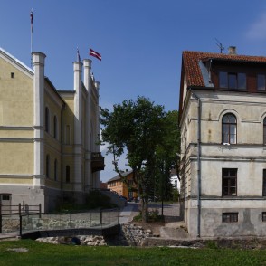 Tilts pār Alekšupīti pie Kuldīgas novada domes Tilts pār Alekšupīti pie Kuldīgas novada domes