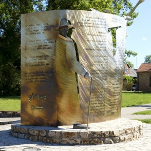 Viļa Plūdoņa piemineklis Bauskā Viļa Plūdoņa piemineklis Bauskā