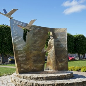 Viļa Plūdoņa piemineklis Bauskā Viļa Plūdoņa piemineklis Bauskā