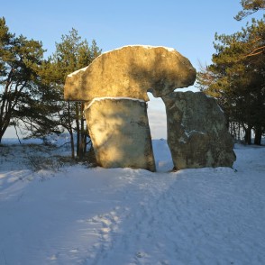 Piemineklis "Jūras paņemtiem" (Kolkasrags) Piemineklis "Jūras paņemtiem" (Kolkasrags)