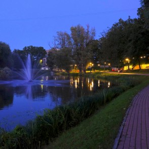 Dzirnavu ezeriņa promenāde un strūklaka Dzirnavu ezeriņa promenāde un strūklaka