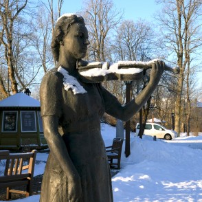 L. Rezevskas skulptūra "Vijolniece Lida Rubene" (1951) L. Rezevskas skulptūra "Vijolniece Lida Rubene" (1951)