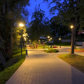 Dzirnavu ezeriņa promenāde naktī Dzirnavu ezeriņa promenāde naktī