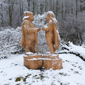 Koka skulptūras "Indulis un Ārija", Embūte Koka skulptūras "Indulis un Ārija", Embūte