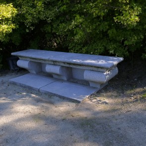 Akmens sols Alūksnes pils parkā Akmens sols Alūksnes pils parkā