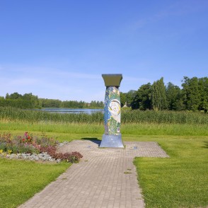 "Gaismas tilti" piemiņas zīme Alūksnē "Gaismas tilti" piemiņas zīme Alūksnē