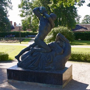 Skulptūra "Cīņa ar kentauru" Cēsīs Skulptūra "Cīņa ar kentauru" Cēsīs