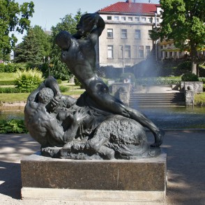 Skulptūra "Cīņa ar kentauru" Cēsīs Skulptūra "Cīņa ar kentauru" Cēsīs