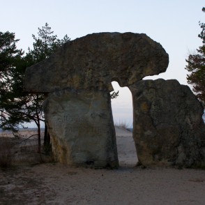 Piemineklis "Jūras paņemtajiem" Kolkasragā Piemineklis "Jūras paņemtajiem" Kolkasragā