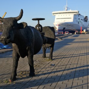 Skulptūra - Latvijas melnā un prāmis "STENA FLAVIA" Skulptūra - Latvijas melnā un prāmis "STENA FLAVIA"