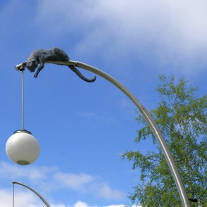 Kaķa skulptūra uz laternas Kaķa skulptūra uz laternas