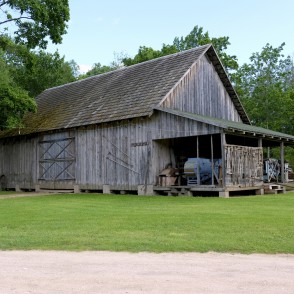 Ratu šķūnis muzeja "Ausekļu dzirnavas" teritorijā Ratu šķūnis muzeja "Ausekļu dzirnavas" teritorijā