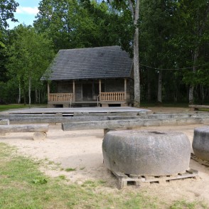 Trīnes klēts muzeja "Ausekļu dzirnavas" teritorijā Trīnes klēts muzeja "Ausekļu dzirnavas" teritorijā