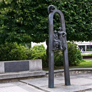 Raiņa un Aspazijas piemineklis "Krauklītis" Raiņa un Aspazijas piemineklis "Krauklītis"