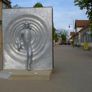 Hercoga Jēkaba skulpūra Kuldīgā Hercoga Jēkaba skulpūra Kuldīgā