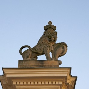 Lauvas skulptūra uz Rundāles pils vārtu kolonnas Lauvas skulptūra uz Rundāles pils vārtu kolonnas