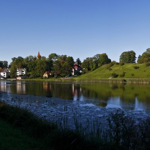 Talsu pilskalns un Talsu ezers Talsu pilskalns un Talsu ezers