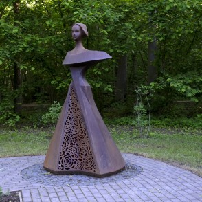 Skulptūra "Mīlestība" Elejas muižas parkā Skulptūra "Mīlestība" Elejas muižas parkā