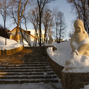 R. Āboliņa veidotā bērnu skulptūra R. Āboliņa veidotā bērnu skulptūra