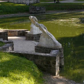 Skulptūras pie Cēsu Pils parka dīķa Skulptūras pie Cēsu Pils parka dīķa