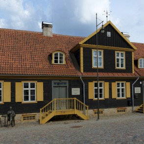 Ēvalda Valtera piemineklis Baznīcas ielā 5, Kuldīga Ēvalda Valtera piemineklis Baznīcas ielā 5, Kuldīga