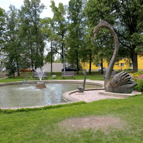 Gulbja skulptūra Gulbīšu parkā Gulbja skulptūra Gulbīšu parkā