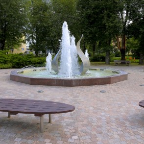 Strūklaka "Pakur, pakur...", Gulbenes centrālais skvērs Strūklaka "Pakur, pakur...", Gulbenes centrālais skvērs