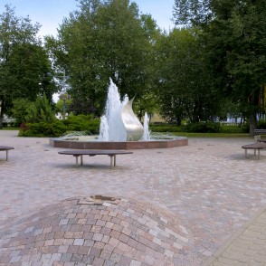 Strūklaka "Pakur, pakur...", Gulbenes centrālais skvērs Strūklaka "Pakur, pakur...", Gulbenes centrālais skvērs