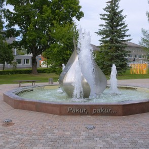 Strūklaka "Pakur, pakur...", Gulbenes centrālais skvērs Strūklaka "Pakur, pakur...", Gulbenes centrālais skvērs