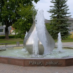 Strūklaka "Pakur, pakur...", Gulbenes centrālais skvērs Strūklaka "Pakur, pakur...", Gulbenes centrālais skvērs