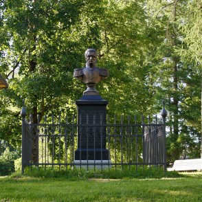 Grāfa Karla Gustava fon Zīversa krūšutēls Cēsīs Grāfa Karla Gustava fon Zīversa krūšutēls Cēsīs