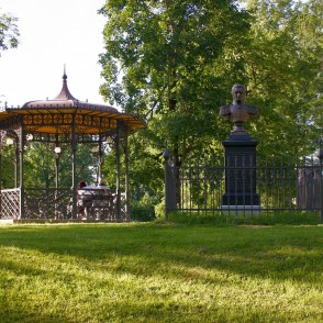 Lapene un Grāfa Karla Gustava fon Zīversa krūšutēls Lapene un Grāfa Karla Gustava fon Zīversa krūšutēls