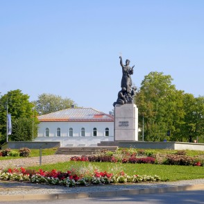 Piemineklis "Vienoti Latvijai" Piemineklis "Vienoti Latvijai"