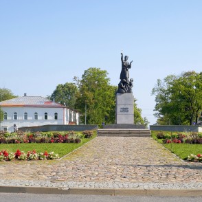 Piemineklis "Vienoti Latvijai" Rēzeknē Piemineklis "Vienoti Latvijai" Rēzeknē