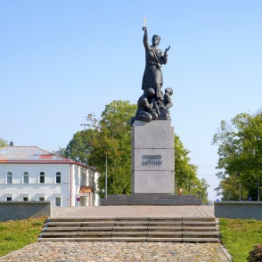 Piemineklis "Vienoti Latvijai" ("Latgales Māra") Piemineklis "Vienoti Latvijai" ("Latgales Māra")