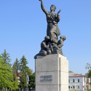 Piemineklis "Vienoti Latvijai" jeb "Latgales Māra" Piemineklis "Vienoti Latvijai" jeb "Latgales Māra"