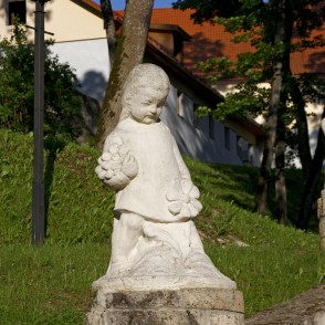 Meitenīte ar ziediem - skulptūra Meitenīte ar ziediem - skulptūra