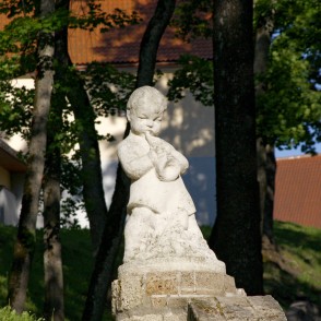 Zēns ar tauri - skulptūra Zēns ar tauri - skulptūra