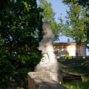 Zēns ar kokli - skulptūra Zēns ar kokli - skulptūra