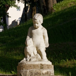 Zēns ar pūci - skulptūra Zēns ar pūci - skulptūra