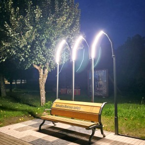 Tālivalža Dekšņa muzikālais soliņš Aizputē ar izgaismotām arkām nakts stundā Tālivalža Dekšņa muzikālais soliņš Aizputē ar izgaismotām arkām nakts stundā