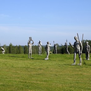 Apustuļu skulptūras pie Bruknas Svēto Apustuļu kapelas Apustuļu skulptūras pie Bruknas Svēto Apustuļu kapelas